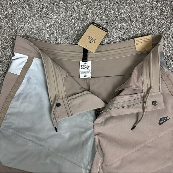 Nike Sportswear Tech Pack Mens Reflective Cargo Pants Size 34 Large DO4884-087 - Picture 13 of 15